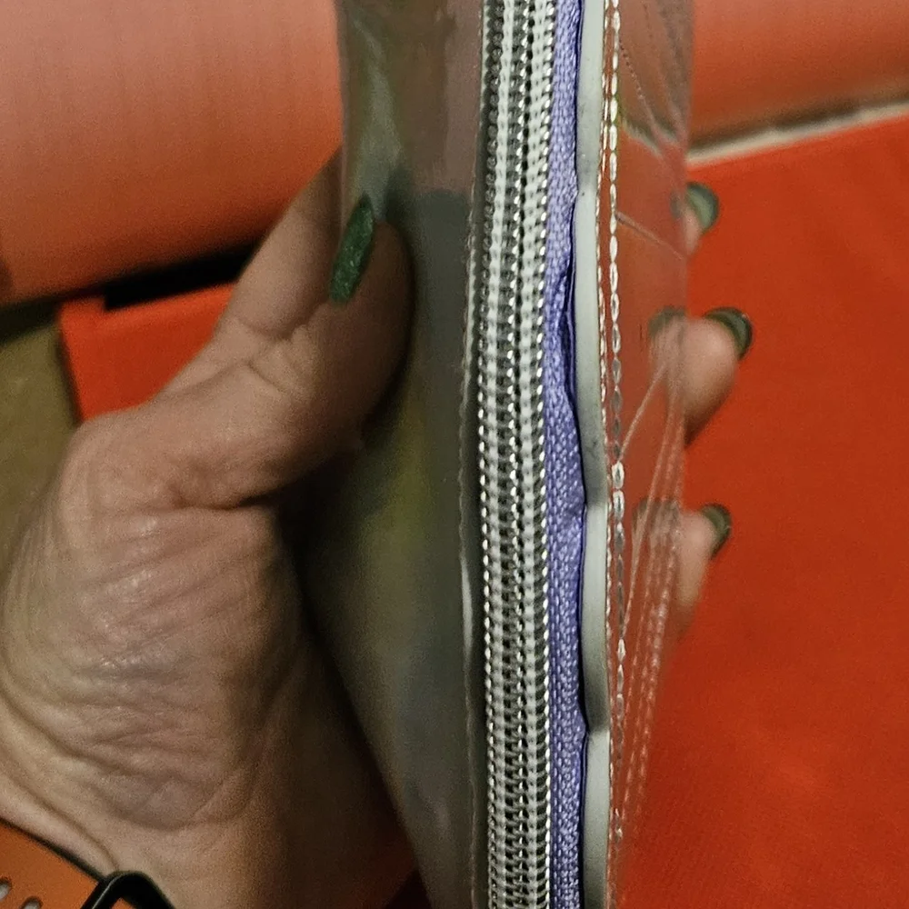 #288 Iridescent Silver Shell-Shaped Cosmetic Pouch.XNWT